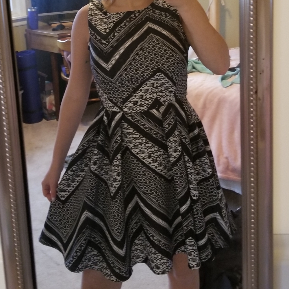 Patterned Dress - Picture 2 of 3
